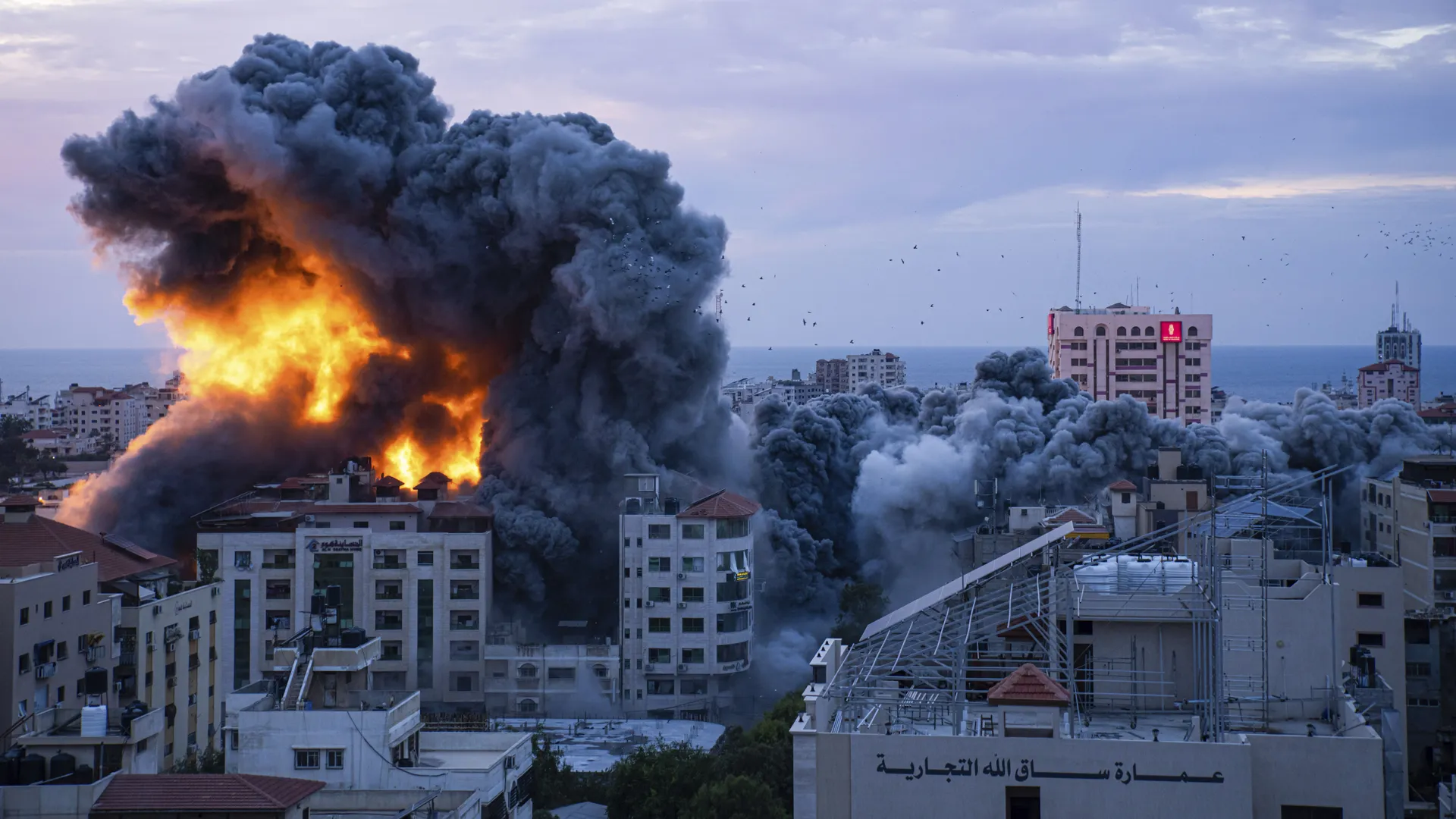 По израелскиот воздушен напад вчера во градот Газа се издигна пожар и чад. Фото: Фатима Шбаир/АП