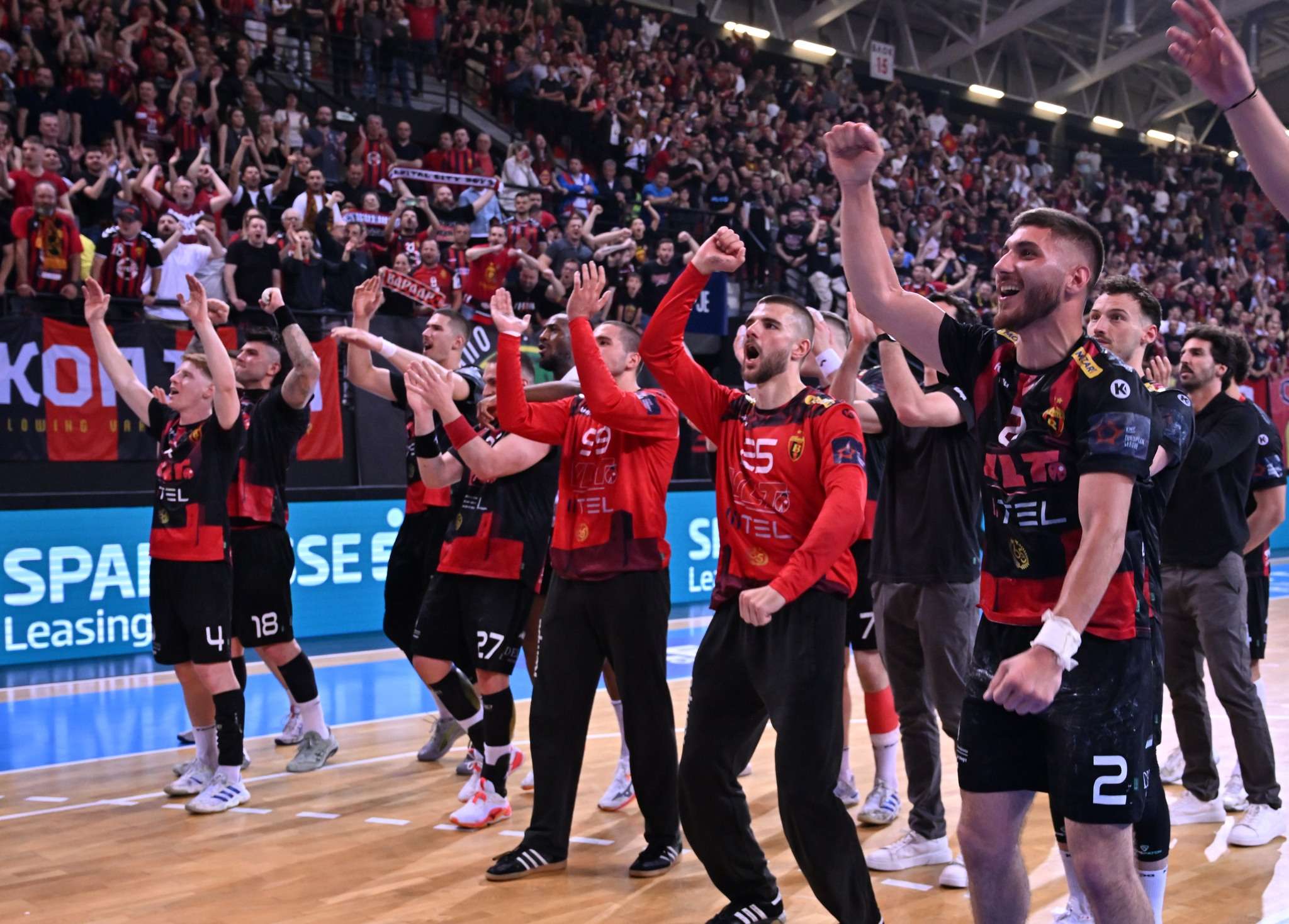 Црвено Црното повторно во мода!
